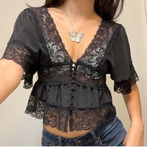 Vintage Cropped Black button top w Lace detail and wide sleeves